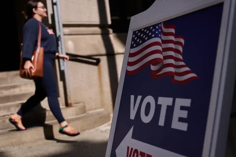 Comienza el voto anticipado en Estados Unidos para unas elecciones que definirán el control del Congreso