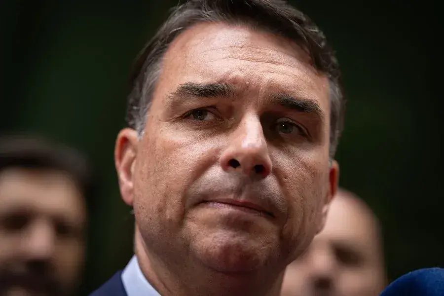 Flávio Bolsonaro vuelve a recortar distancias con Lula, según un nuevo sondeo