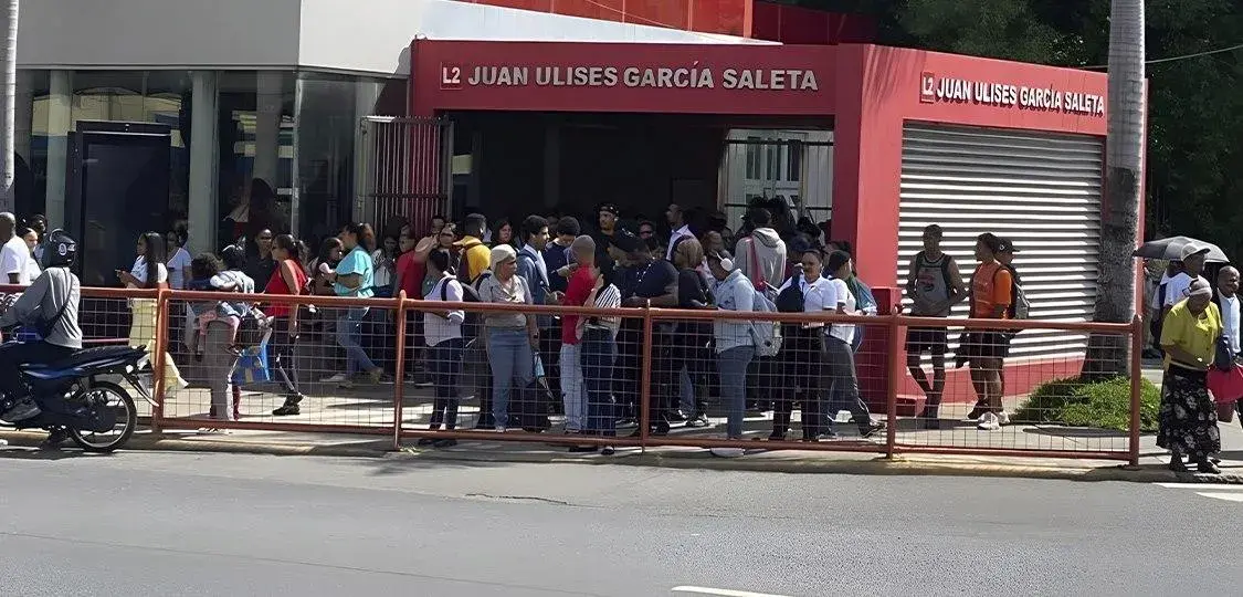Nueva falla eléctrica causa caos y largas esperas en la Línea 2 del Metro de Santo Domingo