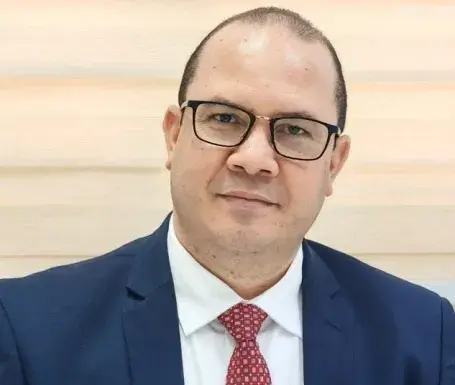 Politólogo advierte que videos de combatiente dominicano podrían revelar su ubicación mediante inteligencia artificial