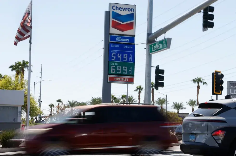 Gasolina a US$4.48 golpea a los estadounidenses mientras Trump defiende el costo de la guerra con Irán