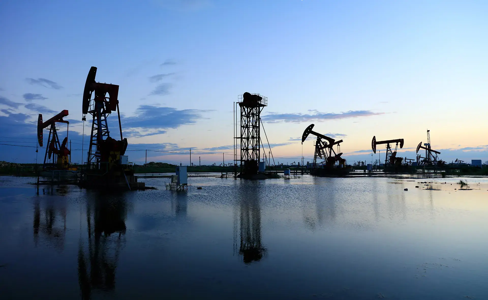 Europa en alerta por el petróleo: Arabia Saudí suspende entregas y Brent se mantiene sobre los US$100