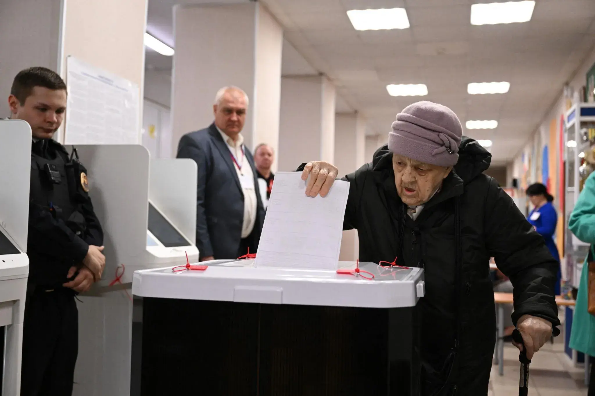 Rusia cierra elecciones para renovar la Duma entre alta participación, ataques cibernéticos y denuncias opositoras