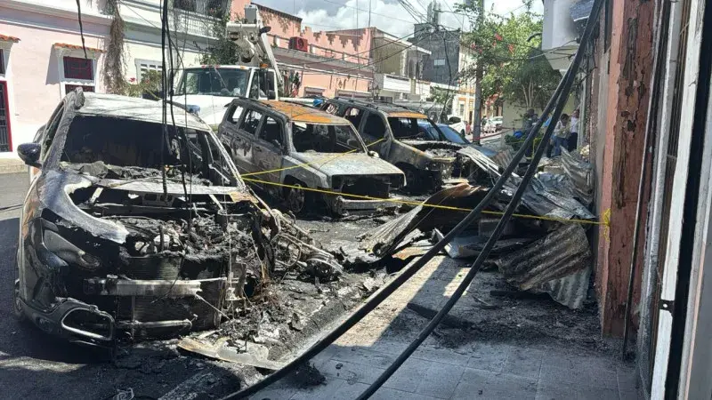Incendio destruye una vivienda, dos comercios y varios vehículos en la Zona Colonial