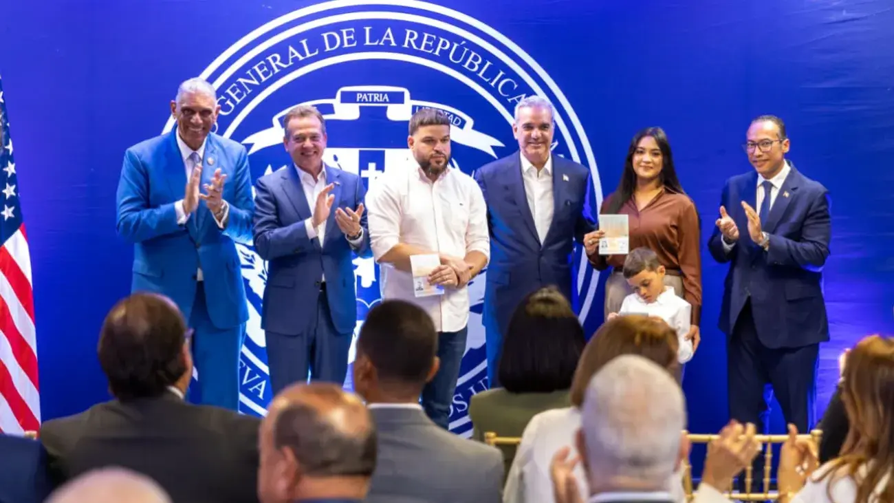 Abinader pone en marcha en Nueva York el pasaporte electrónico para la diáspora dominicana