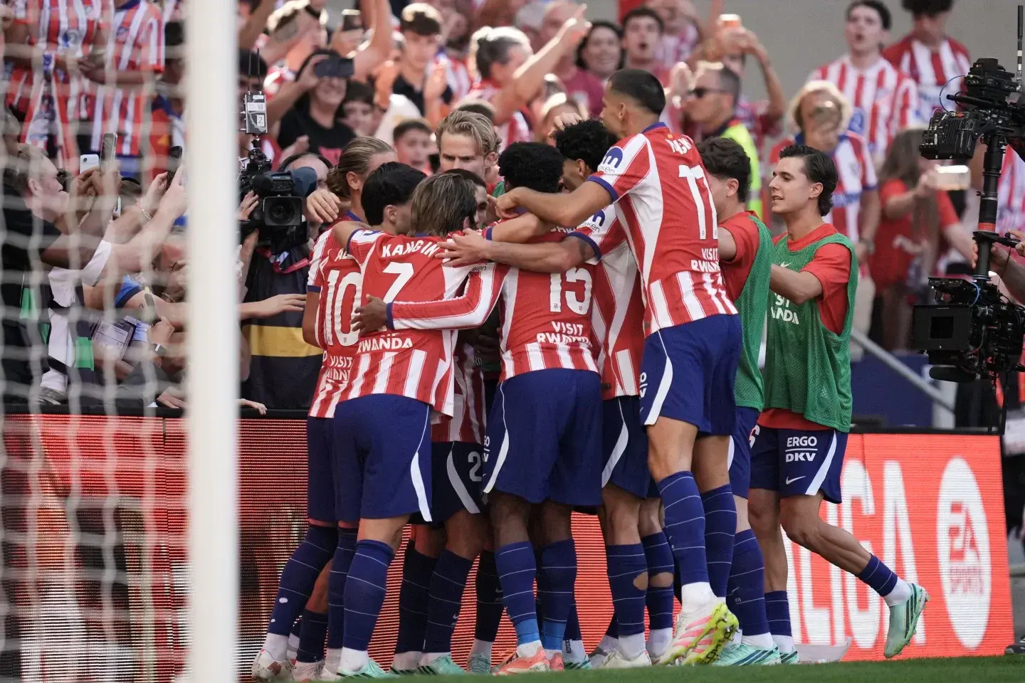 Atlético derrota 2-1 al Real Madrid en un polémico derbi y asciende al segundo lugar de La Liga