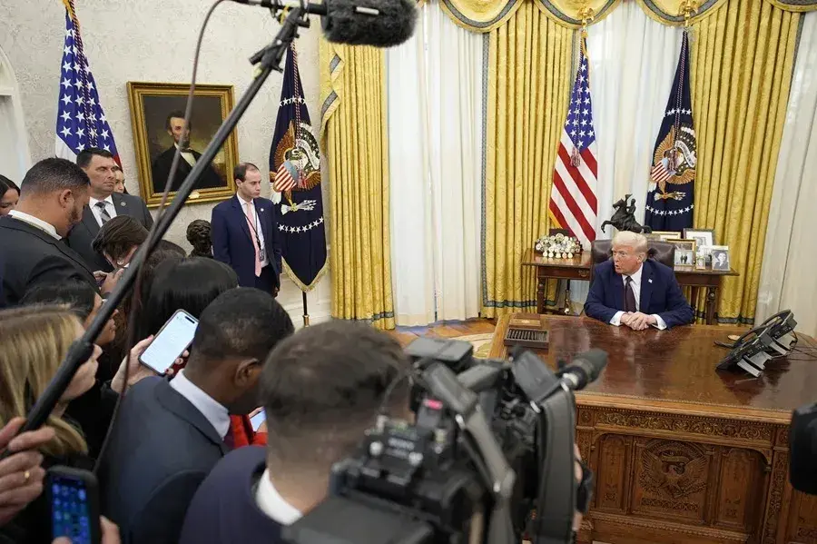 Las principales cadenas de televisión de EE.UU. suspenden la cobertura conjunta de Trump tras el veto a varios medios