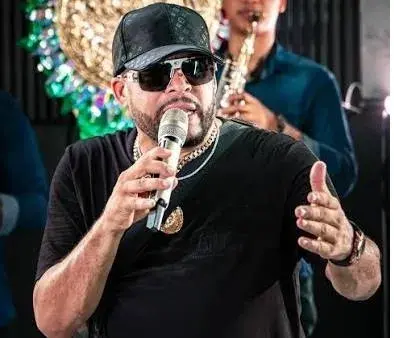 Policía busca a dos hombres por ataque que dejó muerta a esposa de Julián Oro Duro y al artista gravemente herido