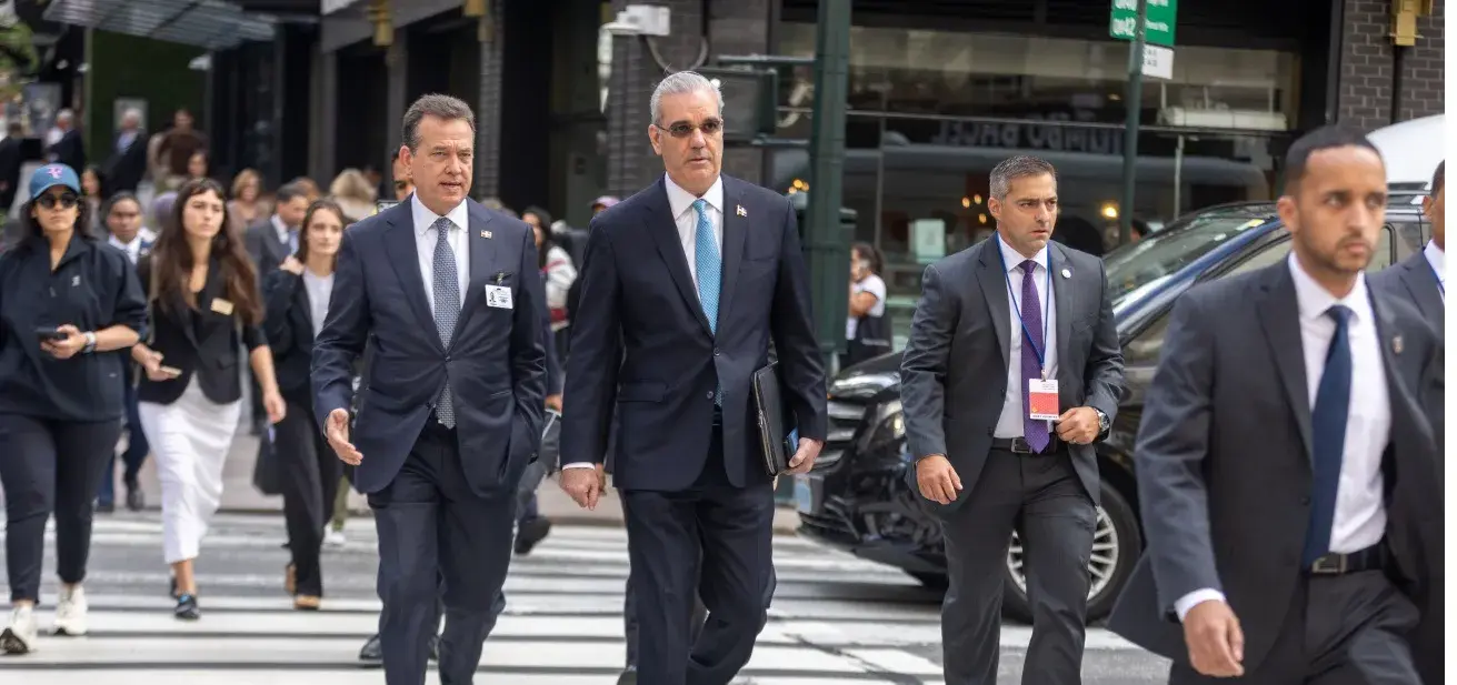 Abinader camina por las calles de Nueva York y conversa con la Unesco sobre avances educativos