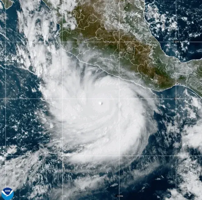 Polo amenaza con lluvias y oleaje la costa de México tras alcanzar una intensidad excepcional