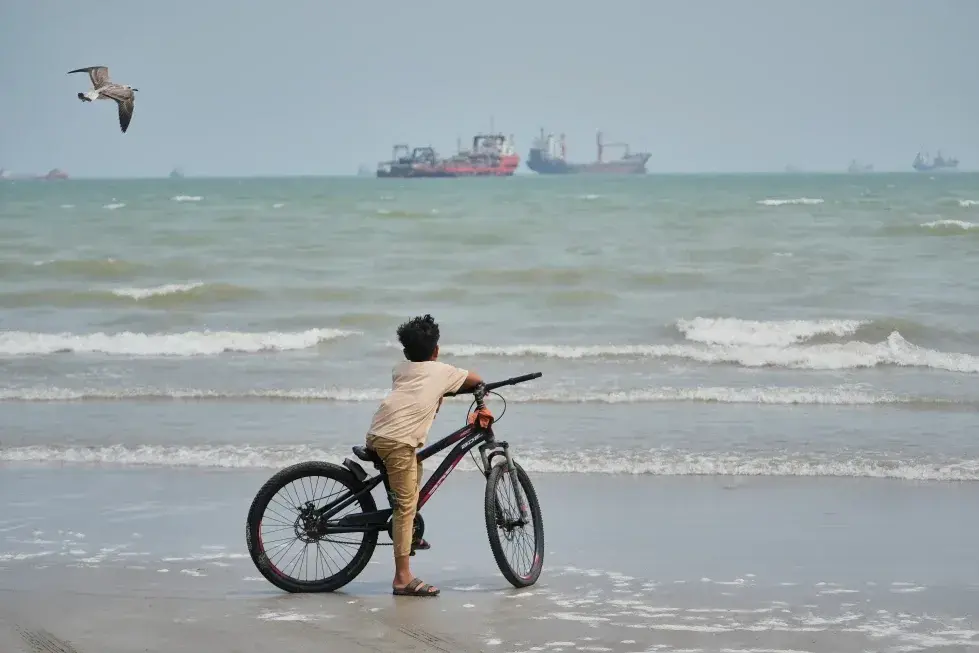 Países del Golfo sortean el bloqueo de Ormuz y mantienen el flujo de petróleo, pero a un costo cada vez mayor