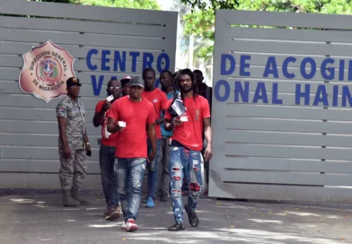Repatriación masiva de haitianos revoltosos; a Ciudad Juan Bosch siguen llegando indocumentados, revela video