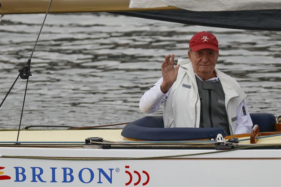 El viento priva a Juan Carlos I de competir en una regata en su tercer dia en España