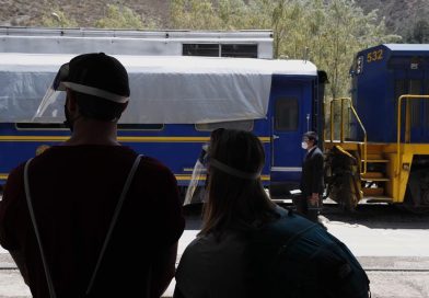 Bloquean vía férrea a Machu Picchu para que se autoricen más buses en ruta