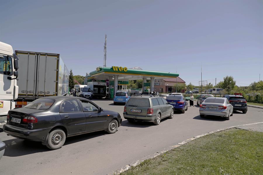 Largas colas y precios caros en las pocas gasolineras abiertas en Ucrania