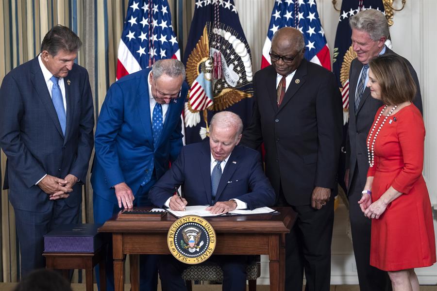 Biden firma la ley estrella con la que busca fortalecerse para las elecciones