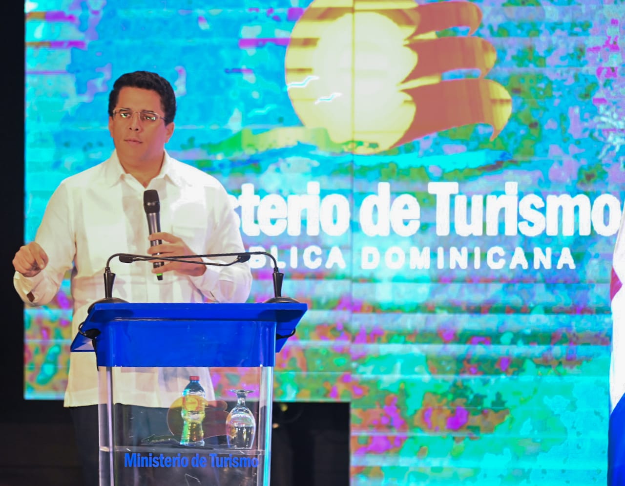 <strong>Atribuye estabilidad macroeconómica al aporte del turismo</strong>