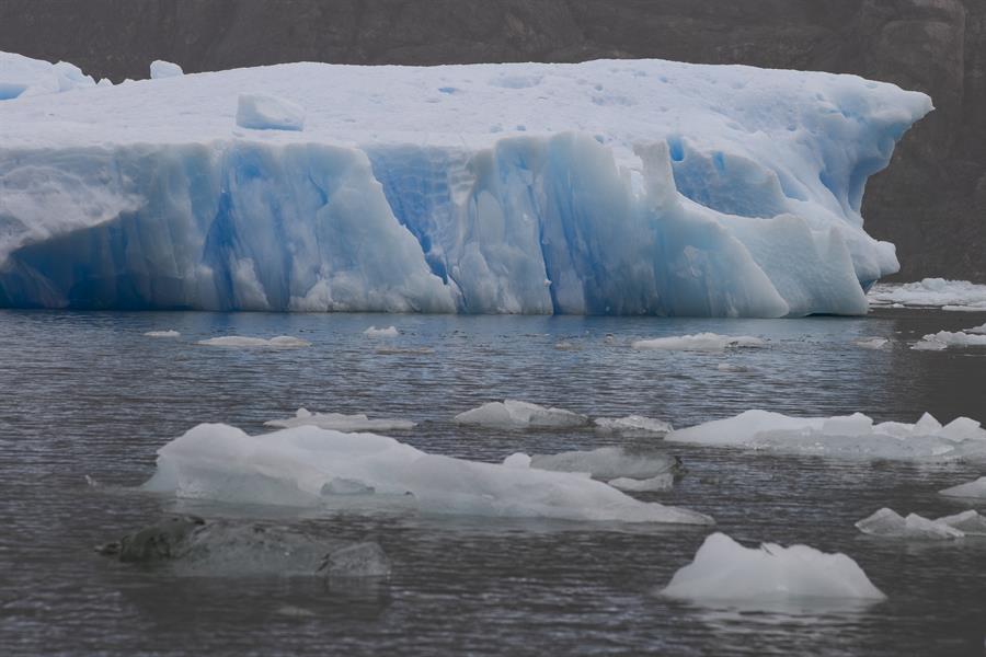 Las altas temperaturas causan el espectacular desprendimiento de un glaciar en Chile