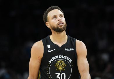 Suns vencen a Warriors 130-119 a pesar de 50 puntos de Curry