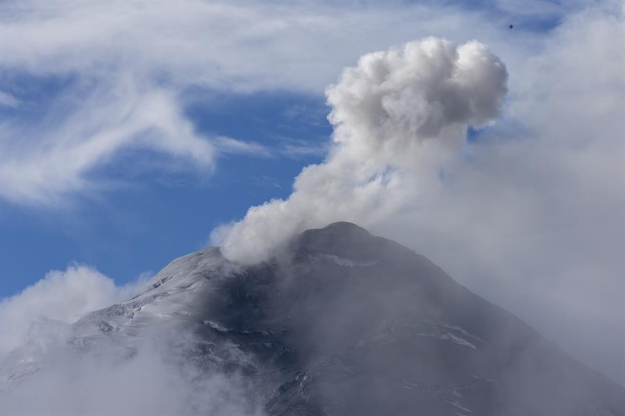 Un volcán ecuatoriano emana una columna de 1,8 kilómetros de gases y ceniza