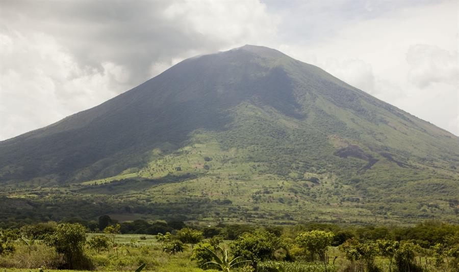 Emiten alerta de prevención en tres municipios de El Salvador por volcán activo