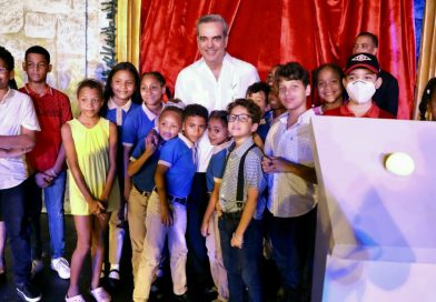 Presidente Abinader inaugura “Villa Navidad” para el entretenimiento de la familia dominicana durante festividades navideñas